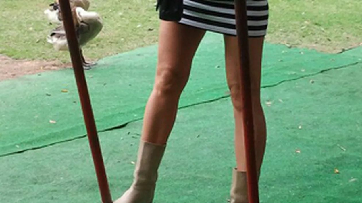 Saruturi fierbinti in Thailanda! Uite cat de mult se iubesc Delia Matache si Razvan Munteanu