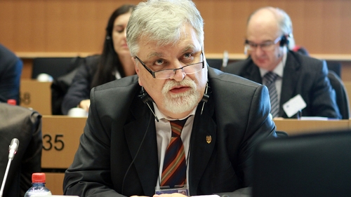 SEXGATE la Senat! Fostul vicepresedinte Petru Fillip a picat in mrejele unei angajate MAE: “Nu o sa ma scap pe mine acum!”