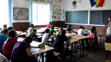 Scandal la şcoala generală! O învăţătoare din Călan i-a spart buza unui elev, în clasă. Poliţia a ridicat-o de la ore!