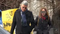 CANCAN.ro l-a filmat într-o ipostază uluitoare pe Dragoş Pîslaru, la nici o oră după ce i-a predat ”ştafeta” Olguţei Vasilescu. Ministrul Muncii a plecat de la birou cu RATB-ul  şi s-a oprit la… covrigi!