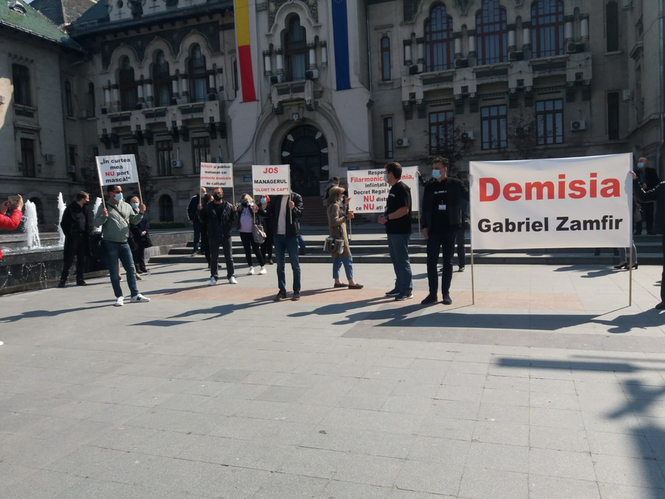 Protest de amploare în Craiova! Cu contractele suspendate, angajații Filarmonicii cer demisia managerului