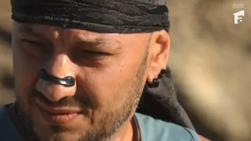 De ce poartă Nick dispozitivul negru tot timpul pe nas. Telespectatorii Power Couple s-au întrebat încă de la începutul competiției