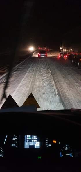 Haos pe drumurile din România, pe timp de ninsoare! Mai multe tiruri au derapat pe autostradă. Drumarii au fost luați prin surprindere