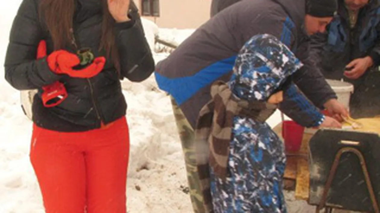 Copiii lui Madalin Ionescu se distreaza mai bine cu Cristina Siscanu decat cu mama lor! Vezi cum se tavalesc in zapada alaturi de ea