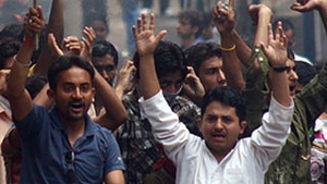 Au aruncat cu benzina pe un indian si i-au dat foc