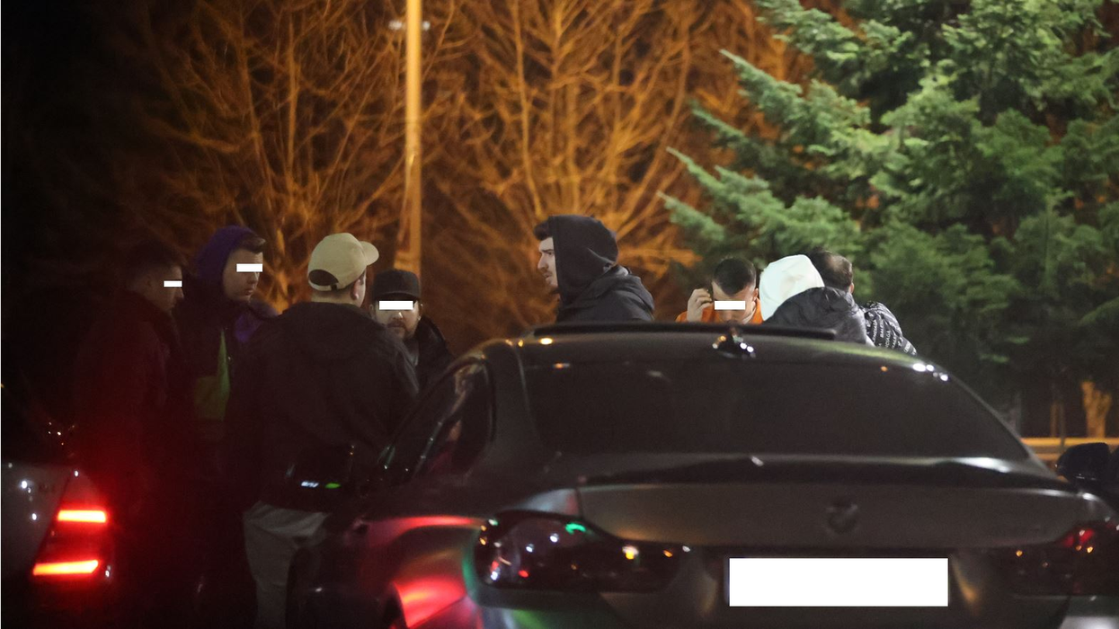 ”Colo” și prietenii lui s-au strâns la o vorbă, într-o parcare din Băneasa (Foto: CANCAN.RO)