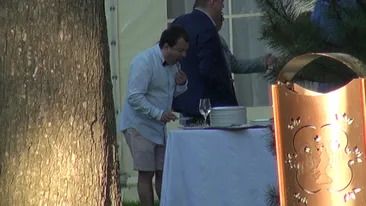 Nici nu respira! Dragos Mostenescu, lihnit la un eveniment cu staif. Uite ce face foamea din el