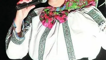Scandal in familia celei mai cunoscute cantarete de muzica populara din Bucovina! Laura Lavric, acuzata ca nu a respectat ultima dorinta a mamei sale