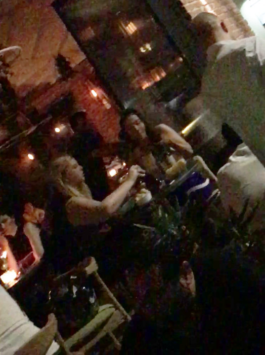 Maria Ale a fost alături de o prietenă în NUBA Cafe