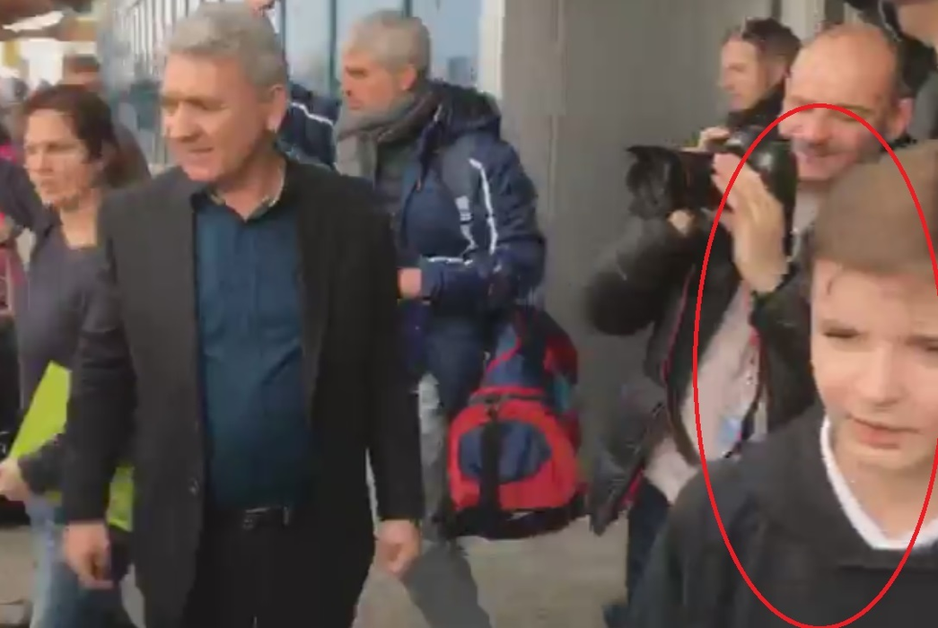 Gest sfâşietor făcut de Simona Halep pe aeroport! Extenuată şi dezamăgită după înfrângerea de la Australian Open, tenismena a clacat şi a făcut praf visul unui copil