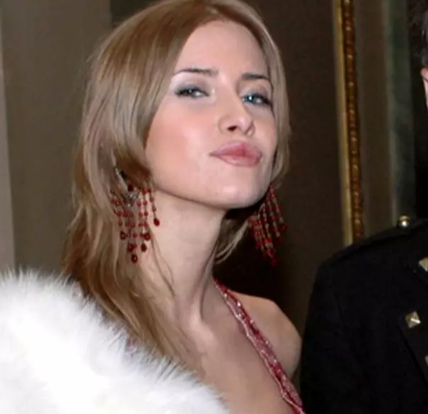 Cum arăta Iulia Albu în tinereţe, până să devină un stilist celebru. Nu era la fel de extravagantă. FOTO