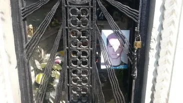 Imaginile care iti vor provoca fiori pe sira spinarii! Ce are in cavou elevul Ralph care s-a sinucis pentru profa de romana!