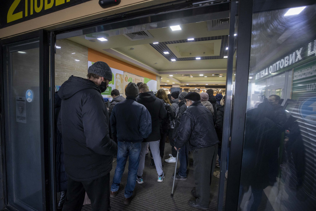 Oamenii fac coadă pentru a retrage bani de la bancomate, după operațiunea militară a Rusiei din 24 februarie 2022, în Kramatorsk, Ucraina. (Sursa foto: hepta.ro)