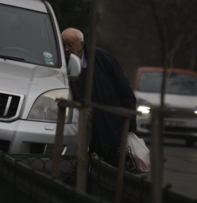 Alexandru Arşinel se asigură că nu a uitat nimic în maşină