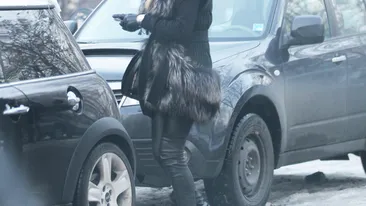 Iarna este ca vara pentru Daiana Anghel. Vezi la ce accesorii de plaja nu ar renunta blonda nici pe un ger de crapa pietrele!