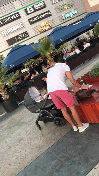 Vladimir, Alice şi fetiţa lor, la mall