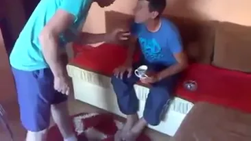 Noua perversa de pe Targu Ocna! N-ai mai vazut asa ceva! Ce i-a facut un tata fiului sau este inadmisibil