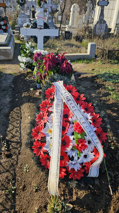 Imagini tulburătoare la mormântul lui Raul WS! Ce au lăsat familia și prietenii lângă cruce