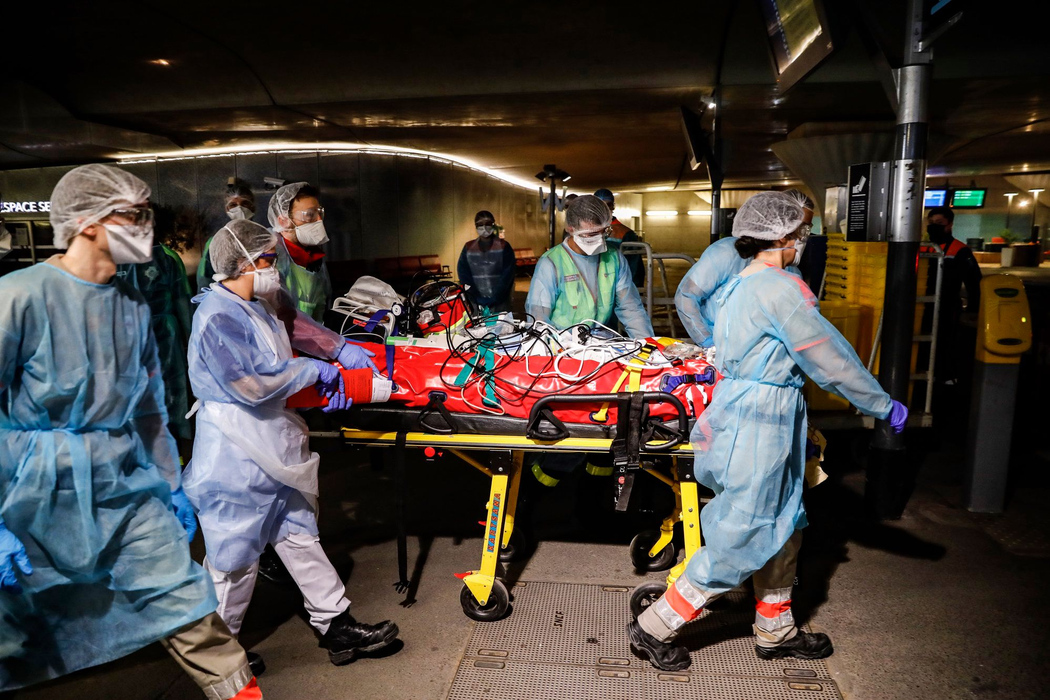 Medicii francezi fac eforturi supraomenești pentru stăvilirea epidemiei (Foto: Fb/ Ministère des solidarités et de la santé)