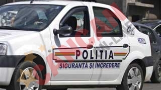Doi politisti, anchetati dupa ce au intrat cu masina de serviciu in sant si intr-un stalp