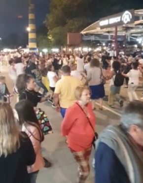 Românii nu respectă distanțarea socială! Imagini elocvente din Mamaia. Sute de turiști s-au prins într-o horă și…