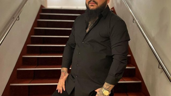 Videoclipul lui Dani Mocanu cu tancul a fost lansat pe YouTube: "A lovit intenţionat maşinile ca să-şi facă reclamă"