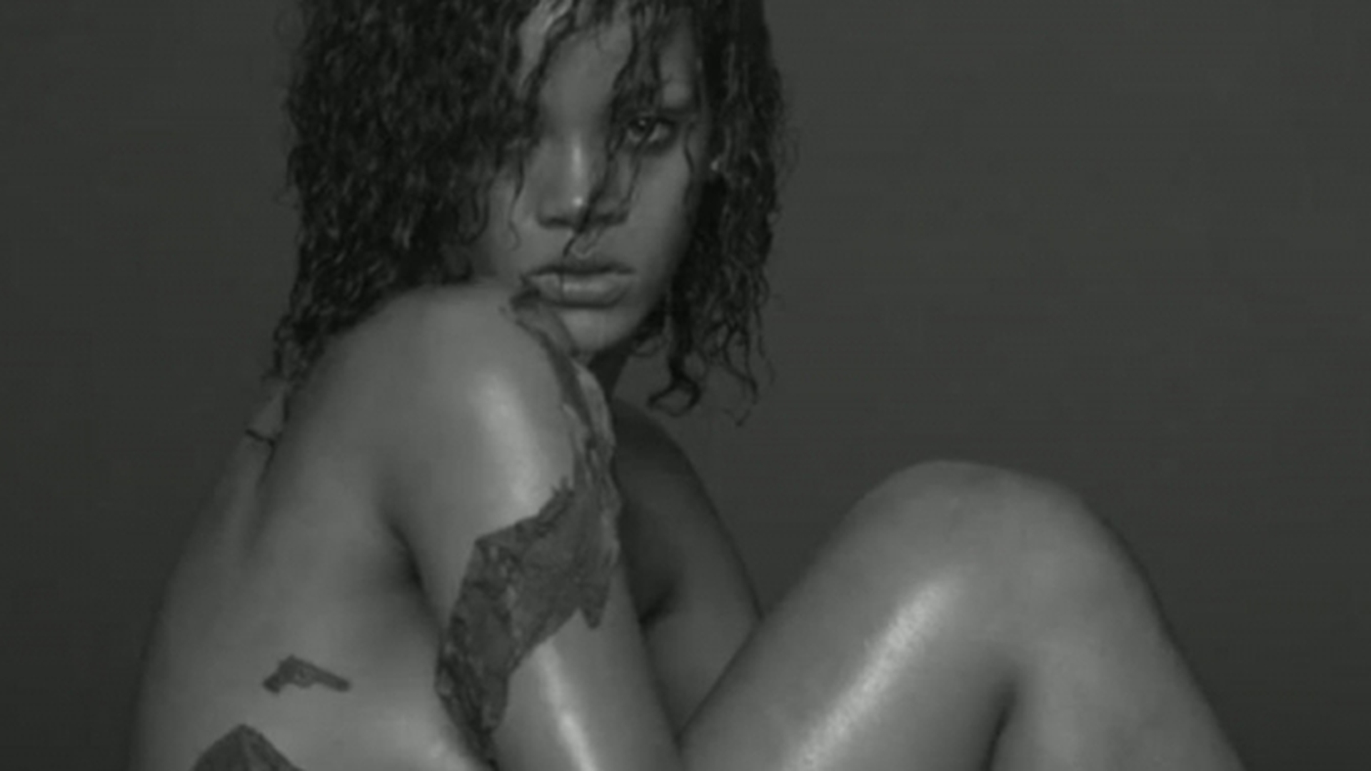 VIDEO Rihanna s-a dezbracat si se freaca cu noroi pe trup