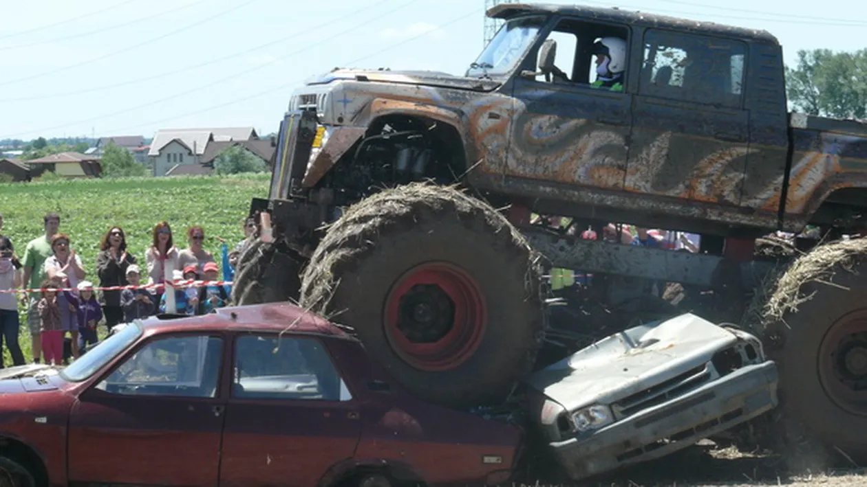 Ce-a putut sa iasa din mainile unui jurist! In loc sa-si duca masinile la Rabla, a facut doi colosi impresionanti!