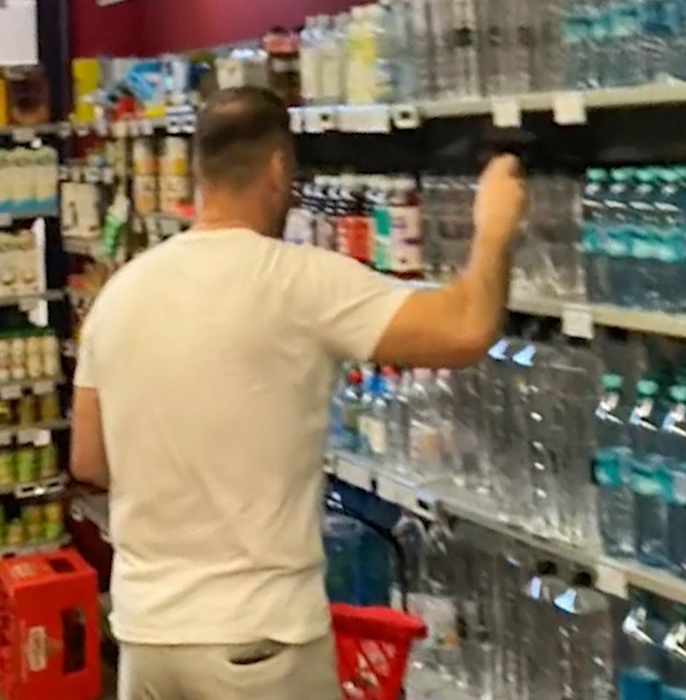 Multimilionarul a cumpărat apă minerală