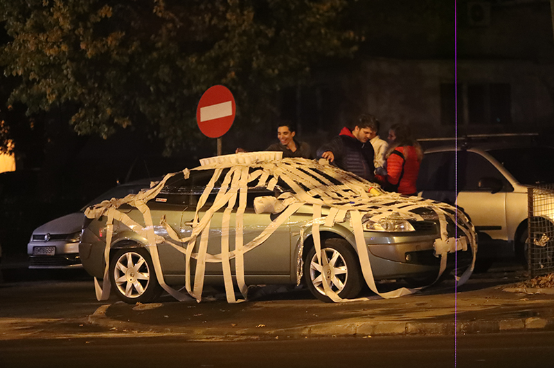 Mașina a fost împachetată în hârtie igienică