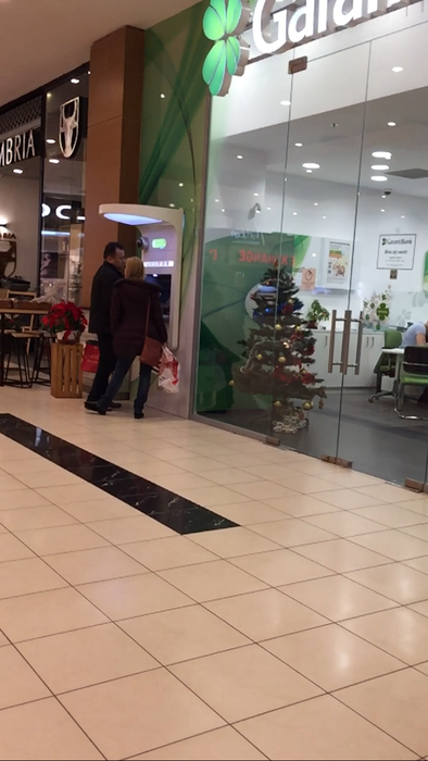 Liviu Pop şi soţia lui s-au oprit la bancomat, semn că buzunarele ministrului au fost golite de numeroasele cumpărături