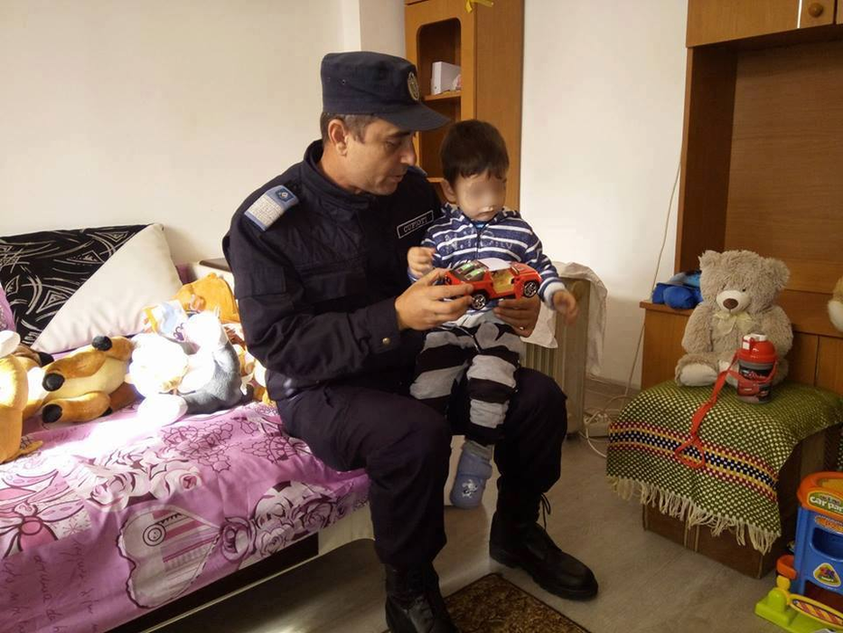 El e jandarmul care a făcut un copil să plângă de fericire! Cel mic nu fusese niciodată vizitat de Moş-Crăciun