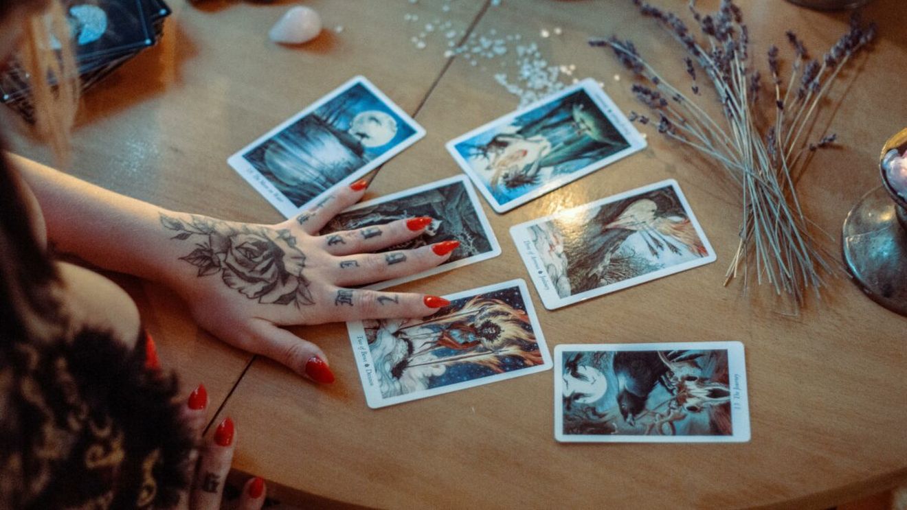 Cartea de Tarot a zilei de azi, 13 februarie 2026. Cartea de Tarot a zilei anunță progres sigur: 8 de Monede aduce rezultate pentru cei care nu renunță