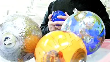 Decoratiile retro si in culori vii sunt la moda pentru Craciunul 2011. Se poarta globurile uriase