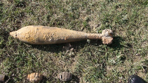 Bombă de 82 milimetri, găsită pe câmp de un arădean care săpa