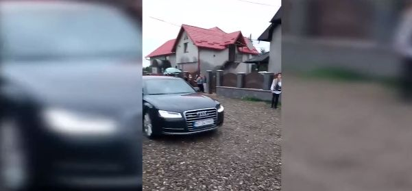 Arhiepiscopii și preoții au venit cu mașini de lux la sfințirea unei biserici din Suceava: „Am crezut că e vreo nuntă cu maneliști!”