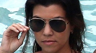 Nu e prea mult? Sora lui Kim Kardashian isi chinuie copilul de dragul modei! Cum si-a imbrăcat fetita, la piscina