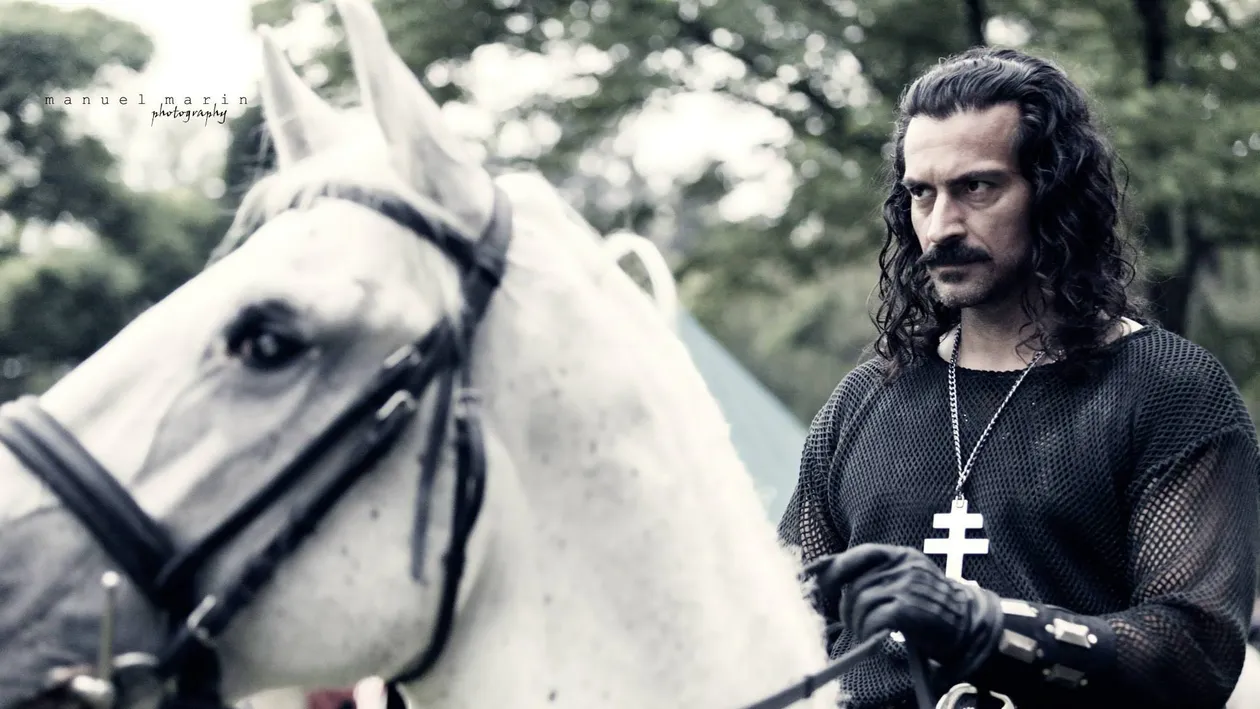 Noul preot din Las Fierbinti face furori in noul sezon al show-ului! Vezi cum a ajuns Bogdan Jianu in acest rol!