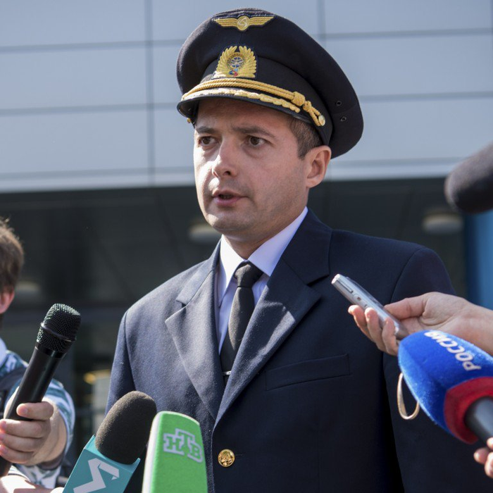 El e pilotul care a aterizat cu un Airbusul 321 într-un lan de porumb. Mărturii emoționante despre salvarea celor peste 230 de oameni aflați la bord