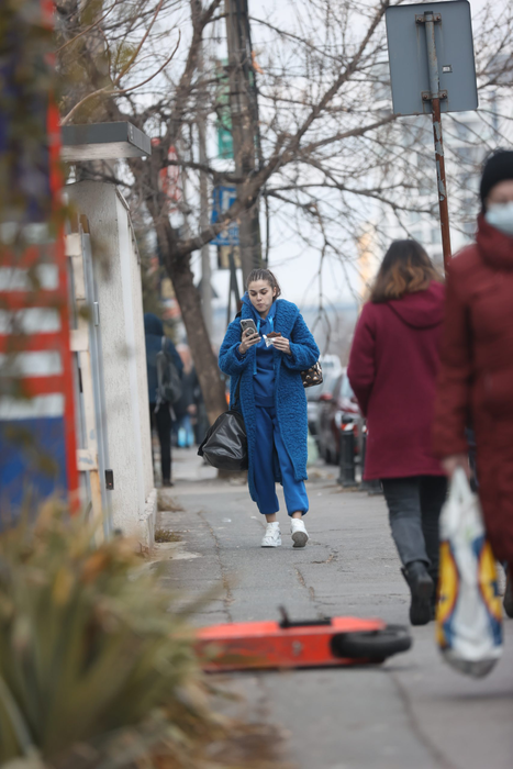 Theo Rose a părăsit sala de fitness și e cu ochii pe mobil (Foto: CANCAN.RO)