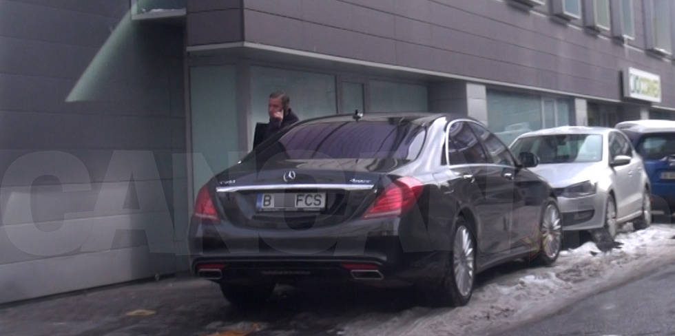 Laurenţiu Reghecampf coboară dintr-un Mercedes superb, negru