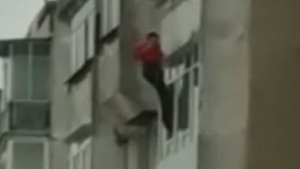 Cine este bărbatul care și-a aruncat tatăl de la etajul al 3-lea al unui bloc din Roman. Poliția îl caută, în continuare, pe agresor, care este acuzat de tentativă de omor