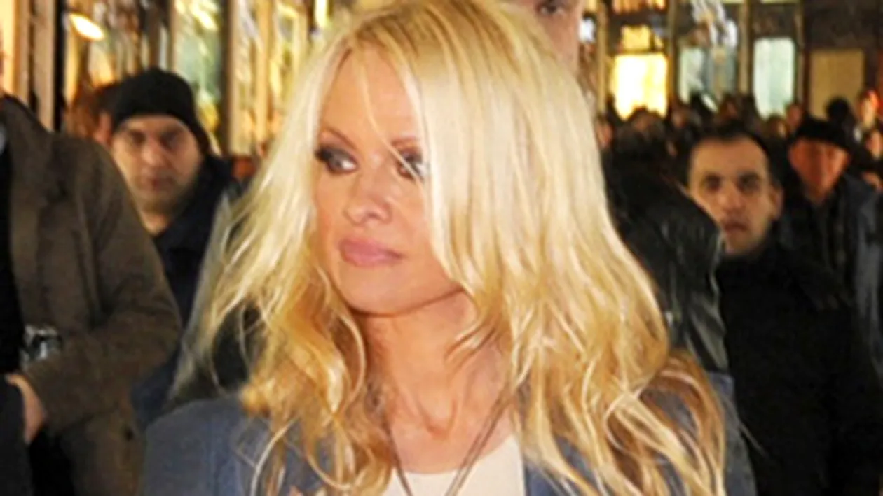 Pamela Anderson a facut cumparaturi intr-un bazar din Istanbul