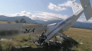 Autorităţile sunt în alertă, după ce un avion s-a prăbușit în Brașov. Un bărbat a murit