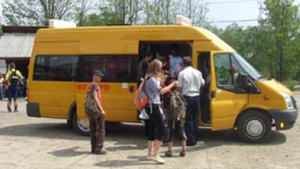 Nu te asteptai sa vezi asa ceva! Cum calatoresc romanii cu microbuzul daca nu au loc pe scaune