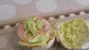 De-a dreptul scârbos! Ce a descoperit un elev într-un sandviş primit de la şcoală? A ajuns de urgenţă la spital