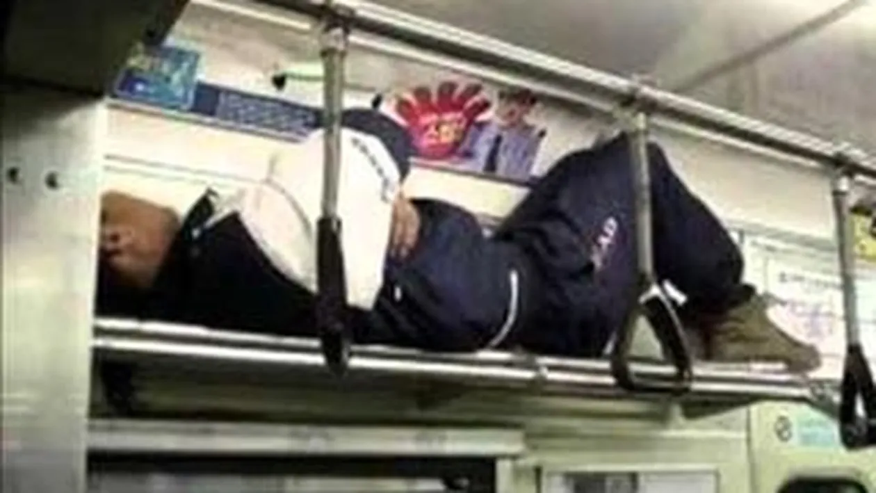 VIDEO Versurile lui Connect-R sunt minciuna pe langa astea! Asculta aici imnul boschetarilor care nu au casa: Hei, rapan, jeg! Nu pot sa dorm ca nu am unde - Da-i share pe Facebook