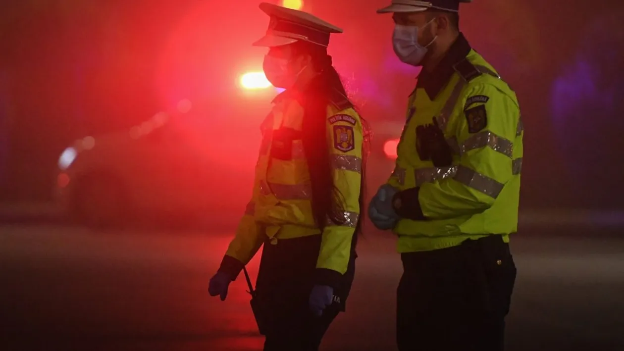 Patru bărbați au furat o mașină de lux din parcarea unui mall din Capitală, șantajând apoi victima să îi plătească pentru a o primi înapoi