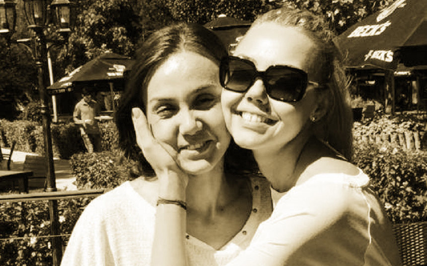 Denisa, alături de sora ei, Adelina