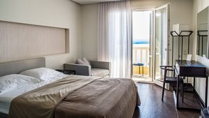 Români înșelați cu oferte all-inclusive. Au plătit 12.000 de lei pentru o cazare fictivă la mare!